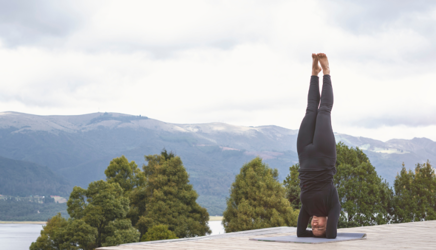 Conectando mente y naturaleza: Los beneficios del yoga y la meditación en los paisajes de Colombia